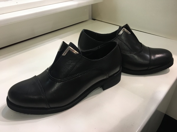Scarpa in pelle nera da infilare.