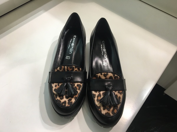 Mocassino in pelle nera con inserto leopardato.