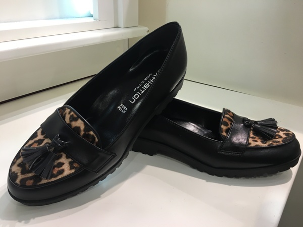 Mocassino in pelle nera con inserto leopardato.