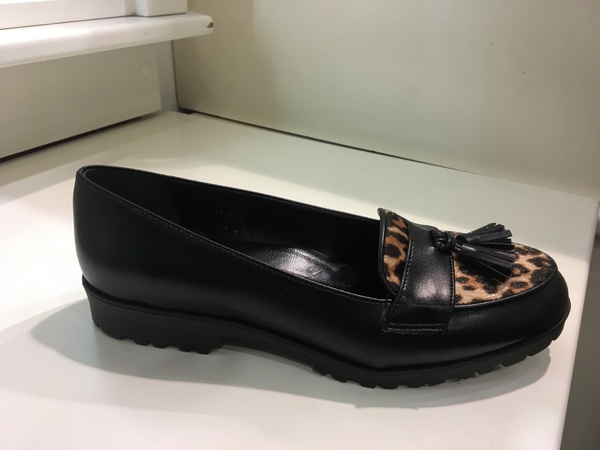 Mocassino in pelle nera con inserto leopardato.