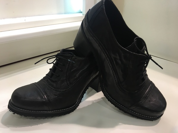 Scarpa allacciata in pelle marrone. Tacco alto cm 5.