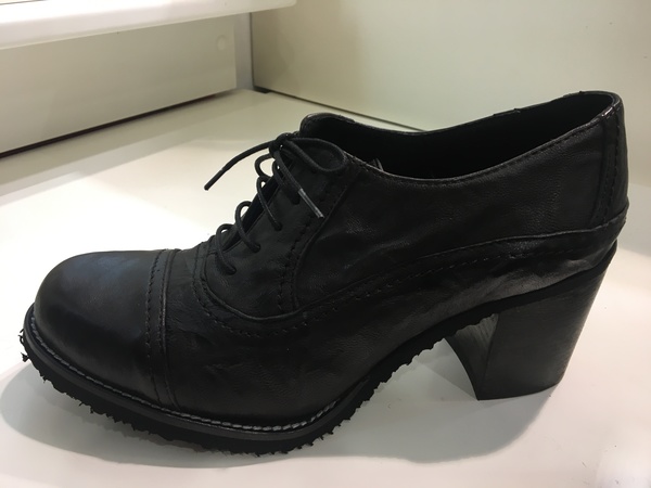 Scarpa allacciata in pelle marrone. Tacco alto cm 5.