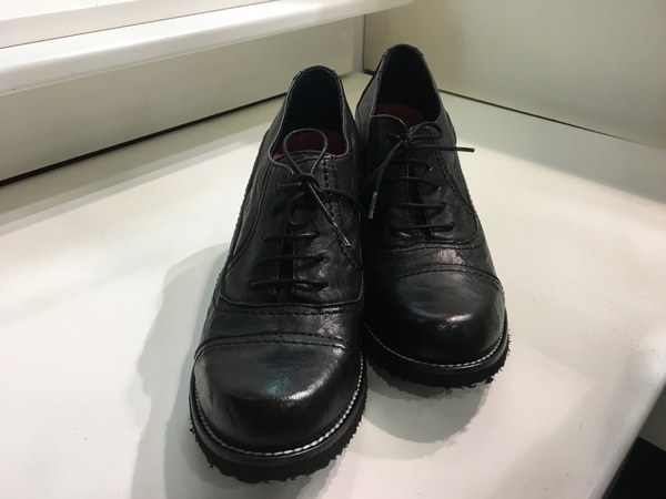 Scarpa allacciata in pelle marrone. Tacco alto cm 5.
