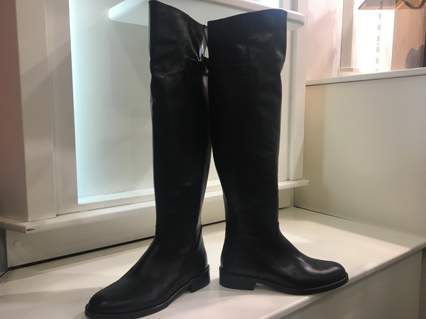 Cuissard in pelle nera con fibbia laterale.