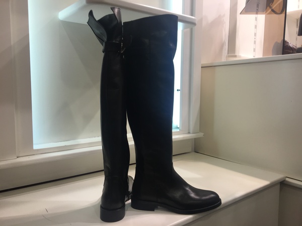 Cuissard in pelle nera con fibbia laterale.