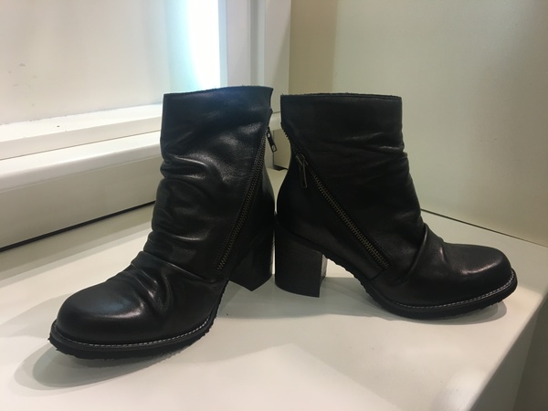 Stivaletto in pelle nera con cerniera laterale. Tacco alto cm 5.