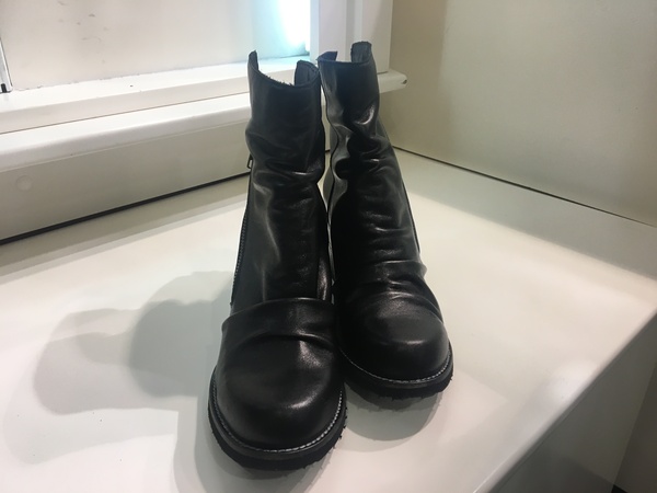 Stivaletto in pelle nera con cerniera laterale. Tacco alto cm 5.