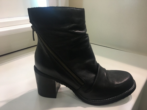 Stivaletto in pelle nera con cerniera laterale. Tacco alto cm 5.
