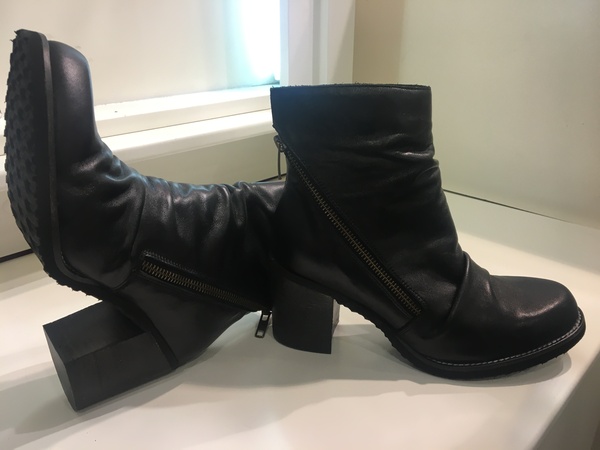 Stivaletto in pelle nera con cerniera laterale. Tacco alto cm 5.