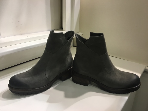Stivaletto in nabuk grigio. Suola in gomma.