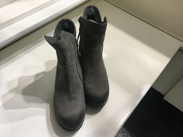 Stivaletto in nabuk grigio. Suola in gomma.