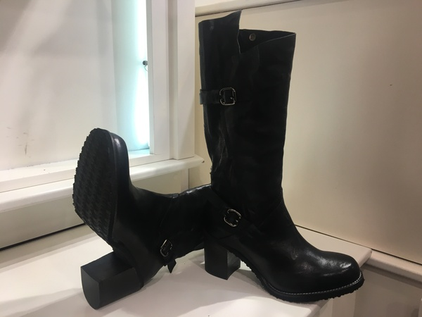 Stivale in pelle nera con fibbie laterali. Tacco alto cm 6.