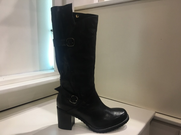 Stivale in pelle nera con fibbie laterali. Tacco alto cm 6.