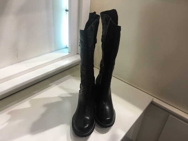 Stivale in pelle nera con fibbie laterali. Tacco alto cm 6.