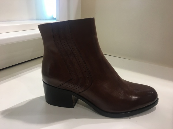 Stivaletto in morbida pelle.