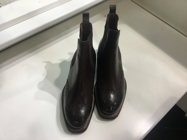 Beatles in pelle marrone. Suola in gomma.
