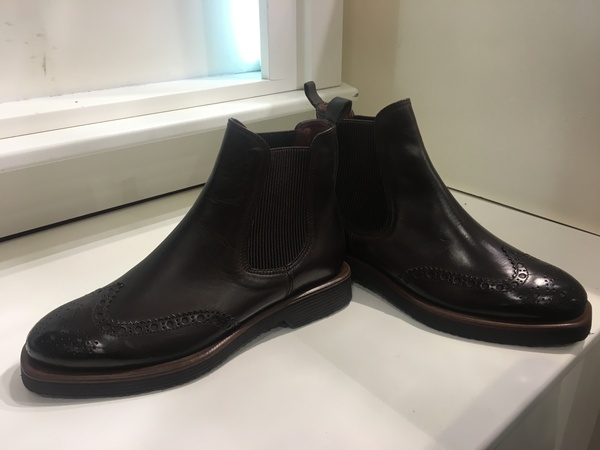Beatles in pelle marrone. Suola in gomma.