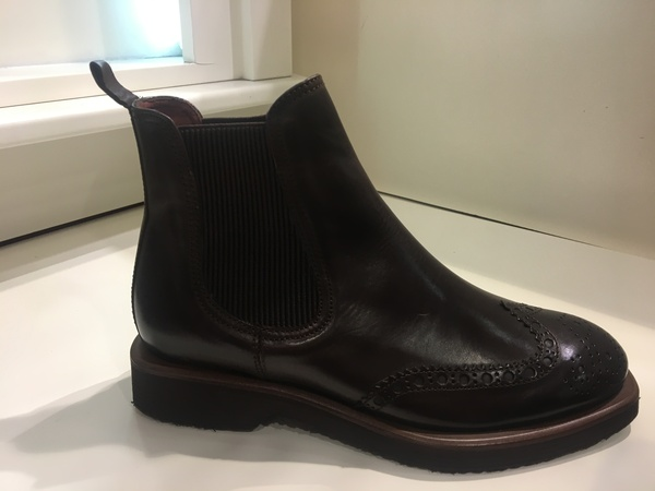 Beatles in pelle marrone. Suola in gomma.