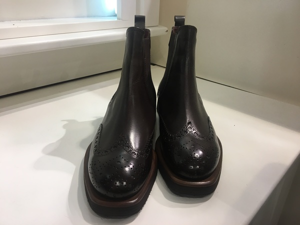 Beatles in pelle marrone. Suola in gomma.