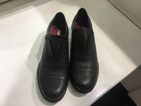 Scarpa in pelle marrone senza lacci.
