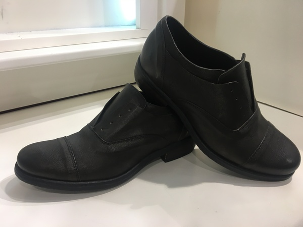 Scarpa in pelle marrone senza lacci.