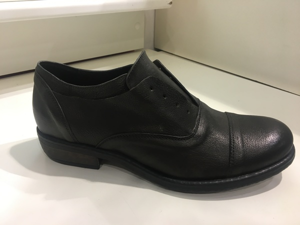 Scarpa in pelle marrone senza lacci.