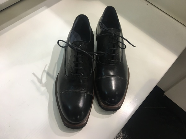 Scarpa in pelle nera con lacci. Suola in gomma.