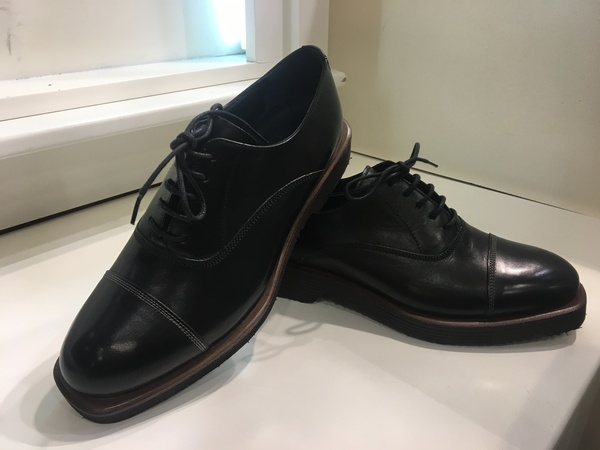 Scarpa in pelle nera con lacci. Suola in gomma.