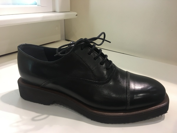 Scarpa in pelle nera con lacci. Suola in gomma.